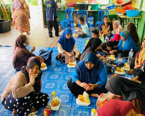 Students eat lunch before they start to head home.