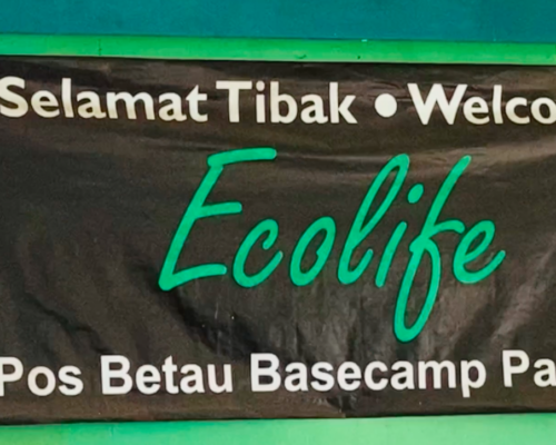 The welcome sign at the front of the classroom